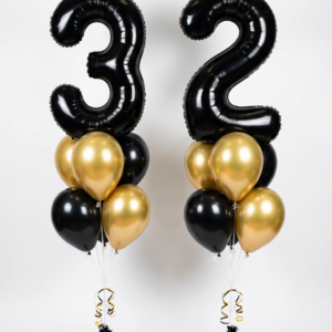 Dos ramilletes de globos de helio con números 3 y 2 negros