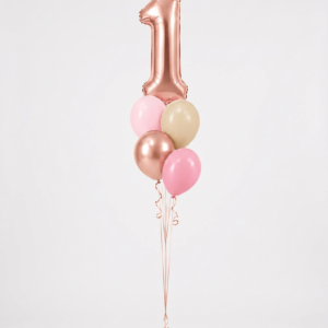 Un ramillete de globos con helio número rosa gold