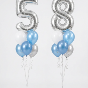 Dos ramilletes de globos de helio con números 5 y 8 plata, estilo Iris