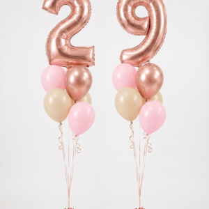 Dos ramilletes de globos de helio con números 2 y 9 rosa gold, estilo Peonía