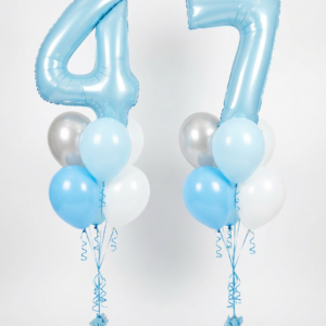 Dos ramilletes de globos de helio con números 4 y 7 azul pastel, estilo Hortensia