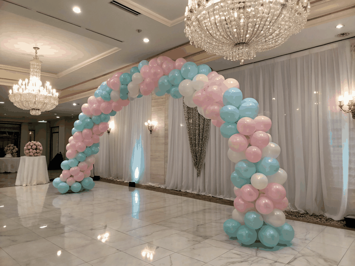 Montaje integral de globos y mesa de celebración en espacio de eventos en Madrid