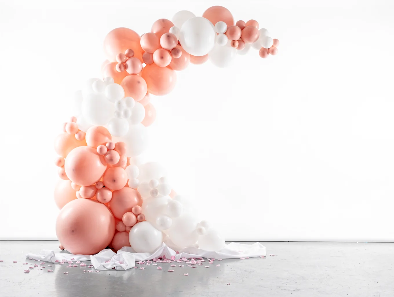 Arco orgánico de globos en tonos empolvados y dorados para eventos en Madrid